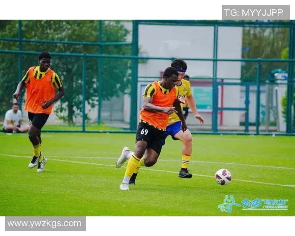 现役足球球星颜值与实力兼具展现绿茵场上的帅气风采